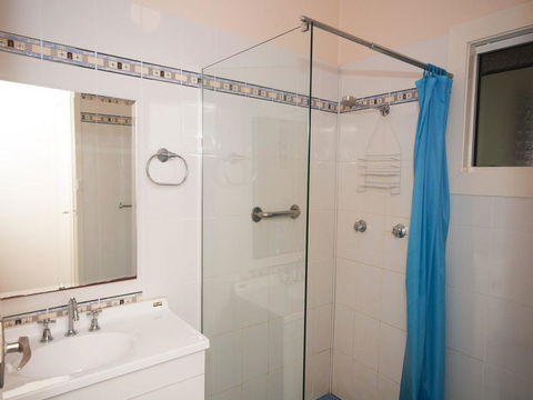 Traditional Three Bedroom Home With Water Views - Accommodation Sunshine Coast 2