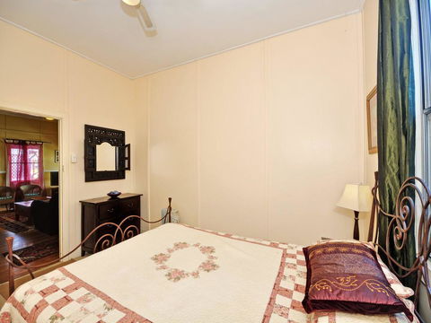 Traditional Three Bedroom Home With Water Views - Accommodation Sunshine Coast 3