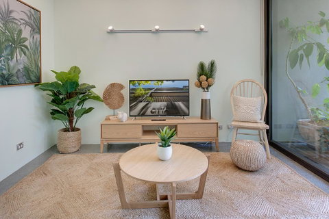 Tranquil Contemporary Hideaway In Hippest Area - Accommodation Sunshine Coast 2