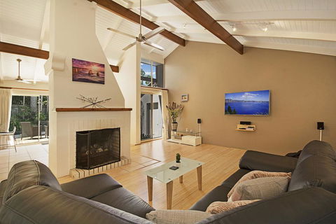 Tropical 5 Bedroom Family Getaway In Noosa Heads - Accommodation Sunshine Coast 1