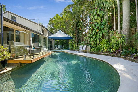 Tropical 5 Bedroom Family Getaway In Noosa Heads - Accommodation Sunshine Coast 0