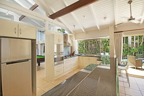 Tropical 5 Bedroom Family Getaway In Noosa Heads - Accommodation Sunshine Coast 3