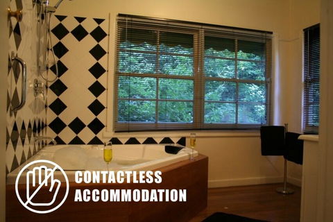 Tudor Cottages - Accommodation Sunshine Coast 3