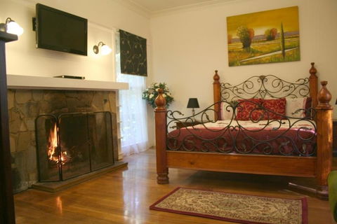 Tudor Cottages - Accommodation Sunshine Coast 0