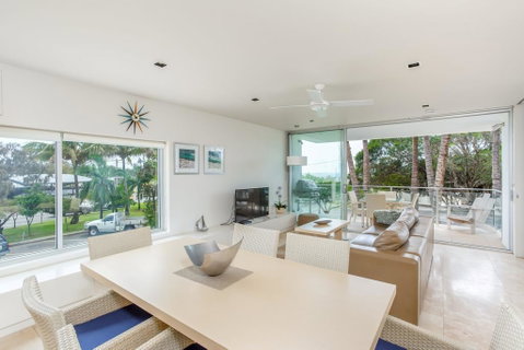 Unit 105 Plantation - Rainbow Beach, Plantation Resort, Second Floor, Aircon, Pool, Spa - Accommodation Sunshine Coast 2