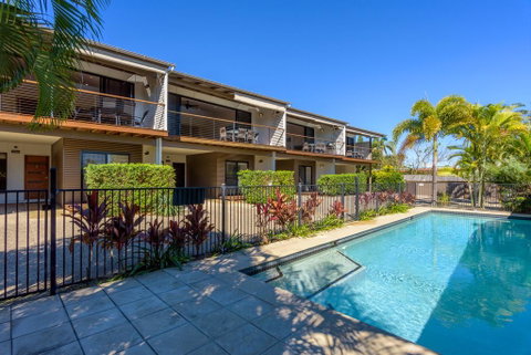 Unit 5 Rainbow Surf - Modern, Double Storey Townhouse With Large Shared Pool, Close To Beach And Shop - Accommodation Sunshine Coast 2