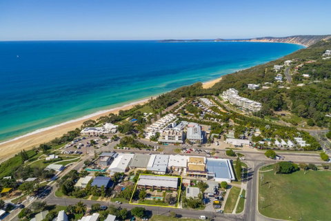 Unit 5 Rainbow Surf - Modern, Double Storey Townhouse With Large Shared Pool, Close To Beach And Shop - Accommodation Sunshine Coast 1