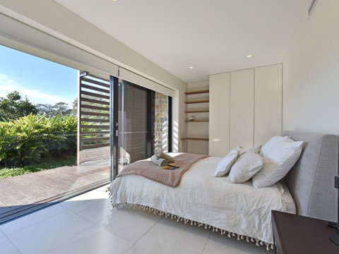 Villa Catania Waterside At Trinity Point - Accommodation Sunshine Coast 1
