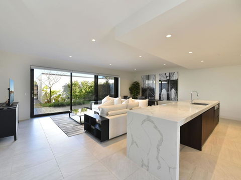 Villa Positano Waterside At Trinity Point - Accommodation Sunshine Coast 3