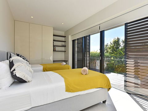 Villa Positano Waterside At Trinity Point - Accommodation Sunshine Coast 1