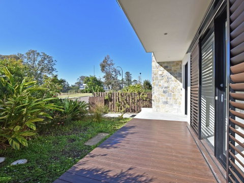 Villa Positano Waterside At Trinity Point - Accommodation Sunshine Coast 2
