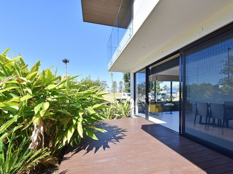 Villa Sorrento Waterside At Trinity Point - Accommodation Sunshine Coast 2