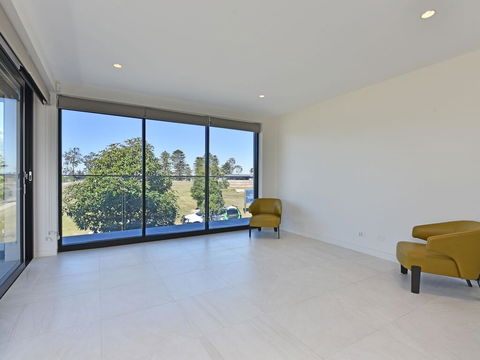 Villa Sorrento Waterside At Trinity Point - Accommodation Sunshine Coast 3