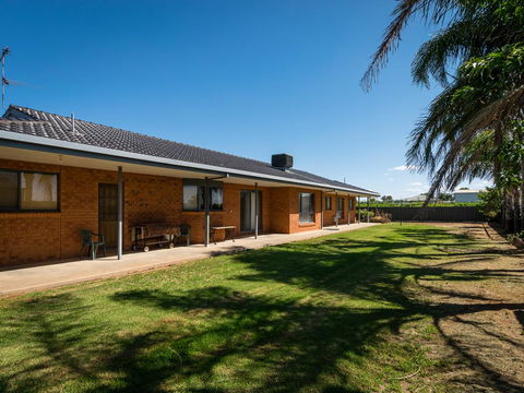 Vineyard Retreat Mildura - Accommodation Sunshine Coast 2
