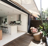 Walk to beach from this Stylish Bronte Oasis w AC wifi and free parking - Accommodation Sunshine Coast