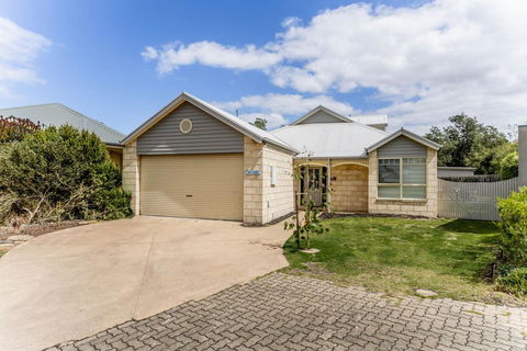 WALKIN ON SUNSHINE - STROLL TO BEACH BREAK - Accommodation Sunshine Coast 0