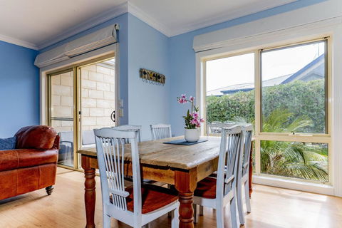 WALKIN ON SUNSHINE - STROLL TO BEACH BREAK - Accommodation Sunshine Coast 1