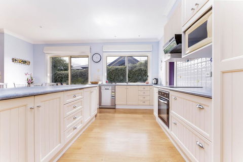 WALKIN ON SUNSHINE - STROLL TO BEACH BREAK - Accommodation Sunshine Coast 2