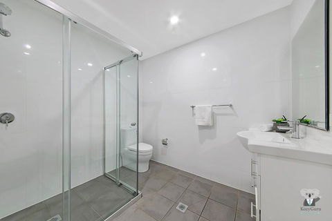 WARRICK FRAM 3 BEDS APT FREE PARKING WALK TO WESTFIELD CLOSE TO HOSPITAL NWF003 - Accommodation Sunshine Coast 3