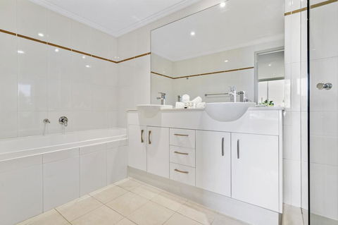 Waterfront Resort Living With Space For The Family - Accommodation Sunshine Coast 2