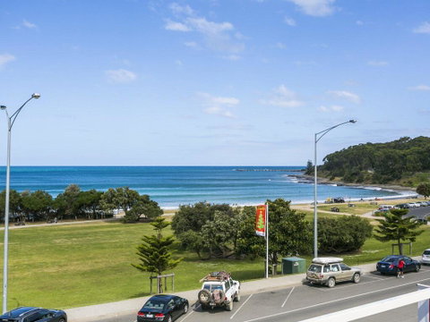 WATERFRONT THREE- In The Heart Of Lorne - Accommodation Sunshine Coast 2