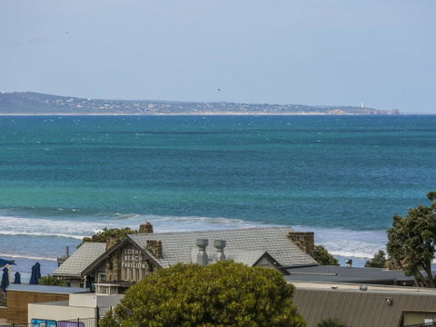 WATERFRONT THREE- In The Heart Of Lorne - Accommodation Sunshine Coast 3
