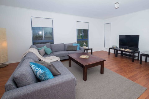 Demure Charm - Accommodation Sunshine Coast 2
