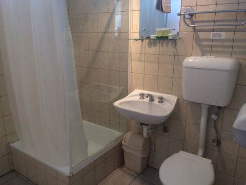 Ambassador Motor Inn - Accommodation Sunshine Coast 2