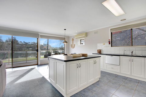 Hybiscus Waterfront Apartments - Accommodation Sunshine Coast 7