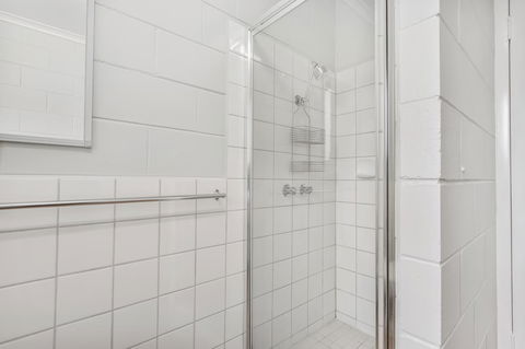 Hybiscus Waterfront Apartments - Accommodation Sunshine Coast 29