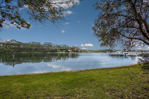Hybiscus Waterfront Apartments - Accommodation Sunshine Coast 33