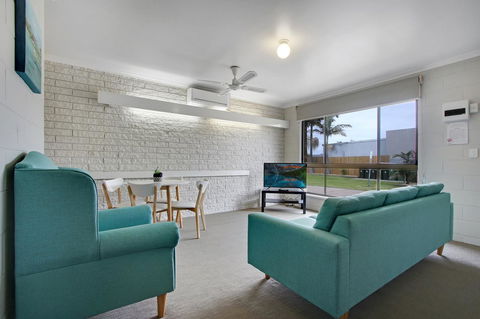 Hybiscus Waterfront Apartments - Accommodation Sunshine Coast 18
