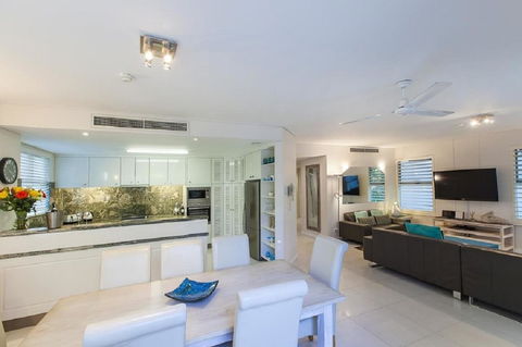 Emerald Noosa - Accommodation Sunshine Coast 9