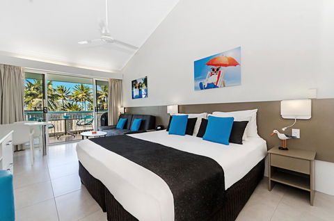By The Sea Port Douglas - Accommodation Sunshine Coast 4