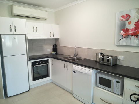 Airlie Seaview Apartments - Accommodation Sunshine Coast 13