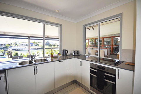 Bribie Island Canal Holiday Destination! - Accommodation Sunshine Coast 4