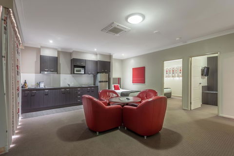 Platinum International - Accommodation Sunshine Coast 2
