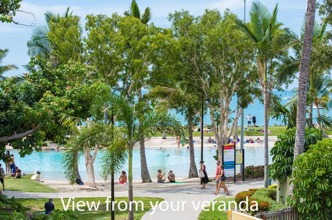 Montipora Unit 3 - In The Heart Of Airlie, Wi-fi And Netflix - Accommodation Sunshine Coast 0