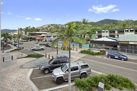 Location! 2BR Town View Unit In Centre Of Airlie. - Accommodation Sunshine Coast 1