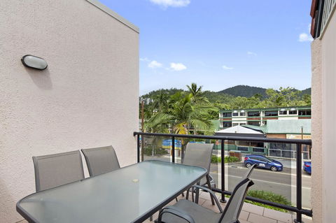 Location! 2BR Town View Unit In Centre Of Airlie. - Accommodation Sunshine Coast 2