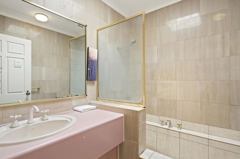 Location! 2BR Town View Unit In Centre Of Airlie. - Accommodation Sunshine Coast 3