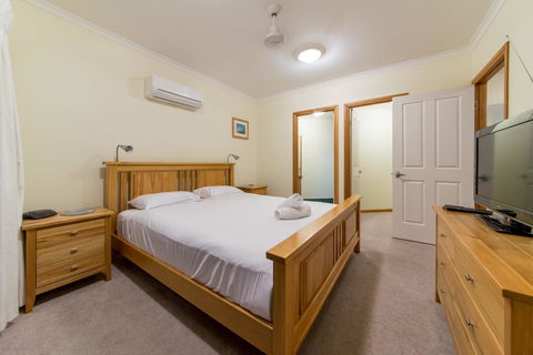 Paradise Penthouse At Waves - Airlie Beach - Accommodation Sunshine Coast 12