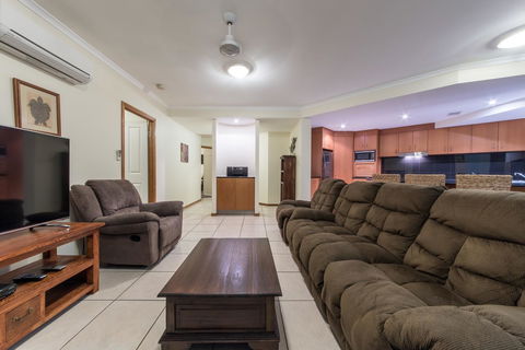 Paradise Penthouse At Waves - Airlie Beach - Accommodation Sunshine Coast 8