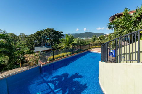 Paradise Penthouse At Waves - Airlie Beach - Accommodation Sunshine Coast 0
