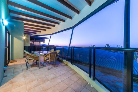 Paradise Penthouse At Waves - Airlie Beach - Accommodation Sunshine Coast 26