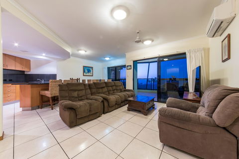Paradise Penthouse At Waves - Airlie Beach - Accommodation Sunshine Coast 9