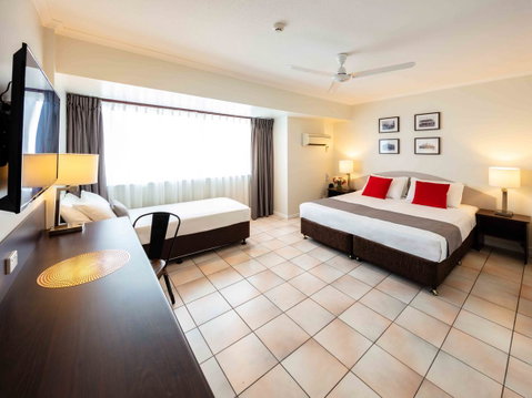 Hides Hotel - Accommodation Sunshine Coast 1