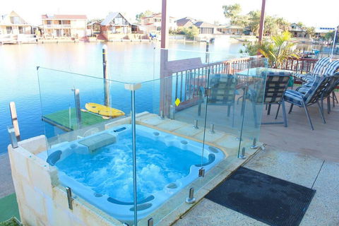Waterside Resort Style - Accommodation Sunshine Coast 0