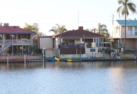 Waterside Resort Style - Accommodation Sunshine Coast 2