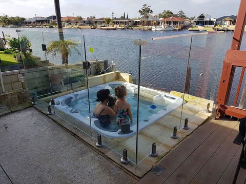 Waterside Resort Style - Accommodation Sunshine Coast 3
